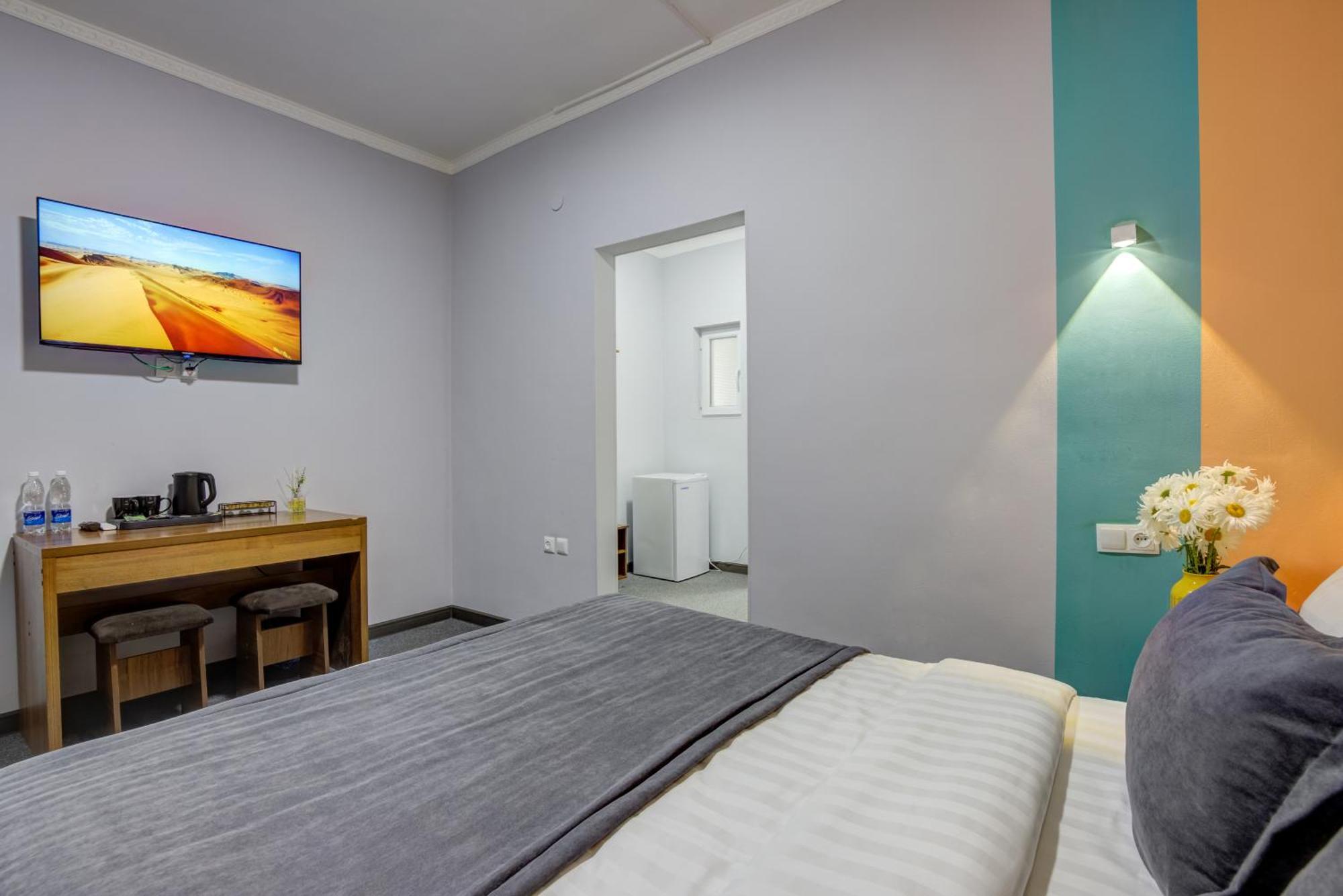 בישקק Viva Hotel מראה חיצוני תמונה
